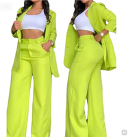 Ensemble tailleur tendance pour femme 2026 : veste à manches fendues et pantalon avec poches