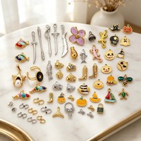 F409 Dijes de estilo de vida chapados en oro PVD, impermeables, con diseños de calabaza, fantasma, botas, serpiente, pez y flor, esmaltados, para joyería DIY