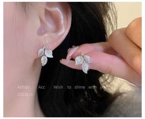 Pendientes de Lujo para Mujer, Modernos, con Forma de Hojas, Aleación Chapada en Oro, con Diamantes, Alta Calidad, para Fiestas y Aniversarios - Product Image 4