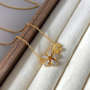 Collier Pendentif Double Fleur Personnalisé en Laiton Plaqué Rhodium avec Zircon Cubique Bicolore – Bijou Floral Tendance en Gros - Product Image 2