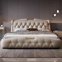 Lit double moderne de luxe capitonné en cuir véritable avec tiroirs de rangement latéraux et garniture en métal doré pour chambre principale