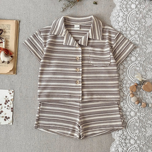 Abbigliamento per Bambini Stile Coreano, Nuovo Modello Estate 2026, Set Camicia e Pantaloncini in Poliestere a Righe Sottili per Bambini - Product Image 4