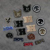 Nouvel arrivage Patch de broderie en polyester en forme de lettre Patch de broderie au pinceau pour costume de vêtements de créateur