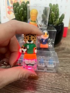 Porte-clés ballon de football en PVC/acrylique imprimé en 3D avec logo personnalisé, idéal pour les souvenirs des jours de match, pour enfants - Vente en gros à prix abordable - Product Image 2