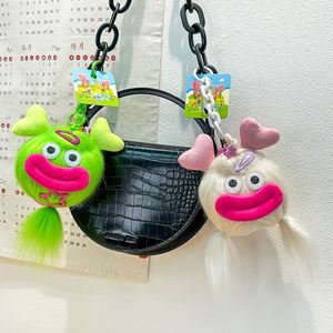 Llavero de peluche de monstruo al por mayor, llavero de dibujos animados personalizado con pompón, colgante esponjoso para coche - Product Image 3