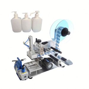 Máquina Semiautomática para Etiquetado y Empaquetado de Botellas Cuadradas de Jugo de Fruta, con Etiqueta Transparente, Ideal para Exportación - Product Image 1