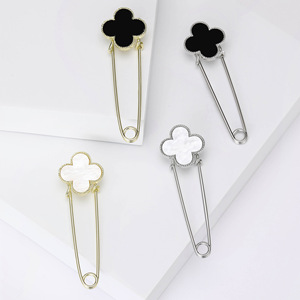 Elegante y Sencillo Broche de Solapa con Flor, Aleación Plateada y Bañada en Oro, Esmalte Blanco y Negro, Trébol de Cuatro Hojas, Tipo Imperdible - Product Image 2