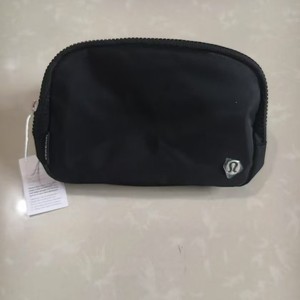 Sac banane de sport imperméable en nylon de couleur unie avec doublure en polyester et fermeture éclair pour le rangement de téléphone portable - Product Image 3