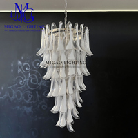 Lustre médiéval français, en verre soufflé à la main, à pétales superposés décalés, dégradé blanc clair, avec kit de chaînes, pour escaliers de villa duplex
