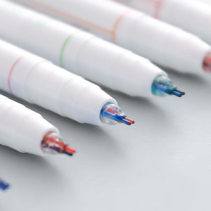 Los estudiantes bicolores usan un rotulador para tomar notas y garabatear un colorido manual de fantasía - Product Image 1