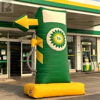 Modèle de pompe à essence gonflable géante avec flèche directionnelle, panneau publicitaire de station-service, tour pour station-service, bord de route, autoroute, place publique, magasin