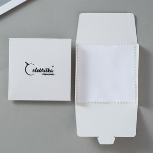 Paño de Limpieza de Joyas de Microfibra Plateada con Logotipo Personalizado para Anillos y Collares, Empaquetado Individualmente - Product Image 1