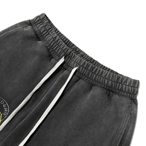 Pantalon de survêtement vintage noir à jambe large pour homme, imprimé lettres colorées rétro, taille élastique avec cordon de serrage, style streetwear décontracté - Product Image 3