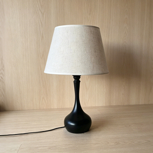 <span class=keywords><strong>Lampada</strong></span> <span class=keywords><strong>da</strong></span> <span class=keywords><strong>Tavolo</strong></span> Moderna in Metallo Nero con Paralume in Tessuto di Lino per Camera <span class=keywords><strong>da</strong></span> Letto, Soggiorno e Hotel - Product Image 1