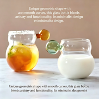 Bouteille en verre monocouche de luxe de haute qualité avec design minimaliste, poignée sphérique en forme de gourde, surface transparente estampillée or