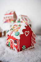 Maison de Noël artisanale en argile polymère personnalisée pour homme en pain d'épice avec décoration lumineuse décoration de table pour gâteau d'anniversaire