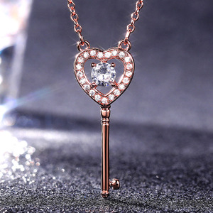 Ciondolo a Forma di Chiave in Oro Rosa con Charm a Cuore in Cristallo e Strass per Donne, Regalo Romantico, Gioiello in Lega, Collana - Product Image 1