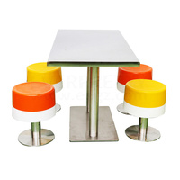 Tables et chaises en ciment d'extérieur, ensemble de table et de chaises en plastique blanc d'extérieur. Table et chaises portables d'extérieur