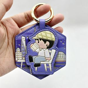Porte-clés en cuir avec clip magnétique pour chapeau et support à lunettes, design personnalisé, couleur violette avec scène urbaine et personnage de dessin animé - Product Image 2