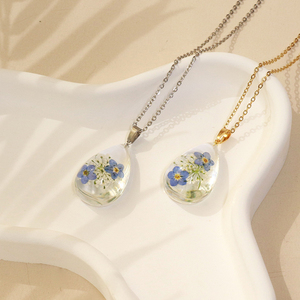 Collar de Flores Prensadas de Nomeolvides y <span class=keywords><strong>Encaje</strong></span> de la Reina Ana Hecho a Mano en Oro para Mujer Collar de la Flor del Estado de Alaska - Product Image 2