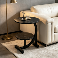 Table d'appoint en pierre frittée à double niveau en forme de C avec cadre en métal noir, table de chevet pour salon, chambre et hôtel