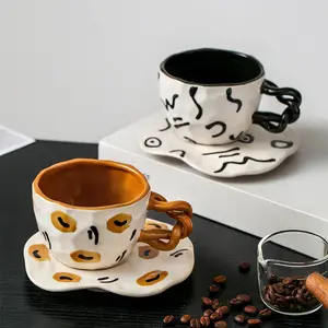Pabrik langsung menjual tangan dicat tidak teratur keramik kopi mig dan piring set cangkir teh sore indah