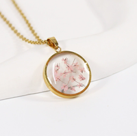 Collier tendance avec pendentif rond en résine fleur séchée, chaîne à maillons en acier inoxydable plaqué or, hypoallergénique, idéal pour cadeau de fête
