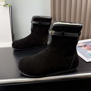 Botas de nieve clásicas de cuero para mujer, cálidas y rectas, de marca de diseñador, de alta calidad, diseñadas por un diseñador original. - Product Image 3