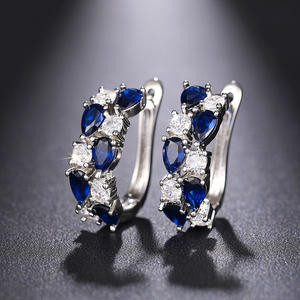Elegantes Pendientes de Aro de Plata 925 con Zafiro Azul y Diamantes Redondos en Engaste de Garra, Joyería Clásica para Bodas de Mujer - Product Image 3