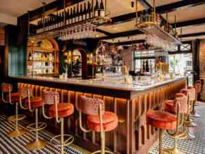 <span class=keywords><strong>Comptoir</strong></span> <span class=keywords><strong>de</strong></span> bar en bois personnalisé pour restaurant | Vitrine <span class=keywords><strong>de</strong></span> pub à cocktails | Meubles <span class=keywords><strong>de</strong></span> bar avec service <span class=keywords><strong>de</strong></span> conception et <span class=keywords><strong>de</strong></span> construction d'éclairage à LED - Product Image 1
