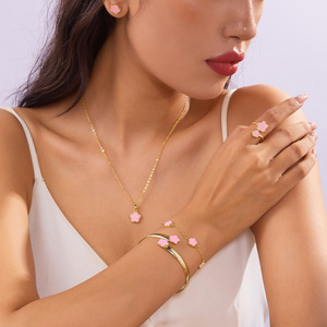 En gros, Ensemble de bijoux fantaisie en alliage motif Fleur porte-bonheur et Trèfle à cinq feuilles, comprenant Collier, <span class=keywords><strong>Bracelet</strong></span>, Boucles <span class=keywords><strong>d</strong></span>'oreilles, Bague et Jonc - Product Image 2