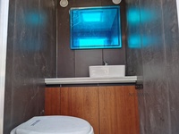 Toilettes portatives adaptées à la plage avec deux douches