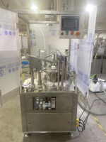 Machine de remplissage de seringues préremplies automatisée à grande vitesse pour la fabrication stérile