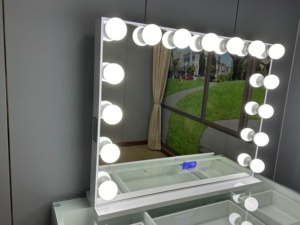 Alta qualità moderna bianco toletta vetro trasparente superiore specchio illuminato pannello legno stile immagazzinato USA per uso domestico trucco - Product Image 2