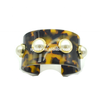 Vente en gros d'accessoires simples et élégants en écaille de tortue pour femmes Bracelet manchette en acétate blanc en forme d'ongle Fêtes Mariages