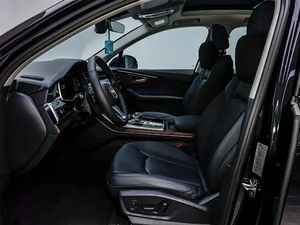 <span class=keywords><strong>Audi</strong></span> <span class=keywords><strong>Q7</strong></span> <span class=keywords><strong>2023</strong></span> 45 TFSI quattro Sport Variant SUV Gasolina Turbo Asientos de Cuero R18 Automático Cámara Interior Oscuro - Product Image 4