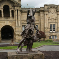 Une statue moderne en bronze gravée de Diane, la déesse romaine de la chasse