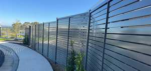 Panneaux de clôture modernes à lattes horizontales, en aluminium et acier, pour jardin, écran de séparation métallique personnalisé avec revêtement en poudre - Product Image 3