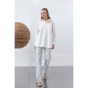 เสื้อเชิ้ตผู้หญิงทรงสวยหรู สีเอครู ผูกโบว์ด้านหลัง ผลิตจากผ้าเนื้อบางเบา เหมาะสำหรับใส่ทำงานและใส่ลำลอง - Product Image 4