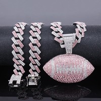 Nouveau Pendentif en Alliage de Zinc avec Cristal Coloré Motif Rugby, Design Tendance, Chaînes Plaqué Or, Accessoires de Fête Hip-Hop, Vente en Gros Transfrontalière