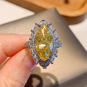 Anello dal Design Ovale a Marchesa, Elegante Anello da Dito per Donne - Product Image 3