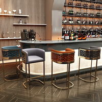 Chaise de bar moderne de luxe en cuir rembourré avec finition dorée, idéale pour îlot de cuisine, bar, bistrot, hôtel, café - Vente flash