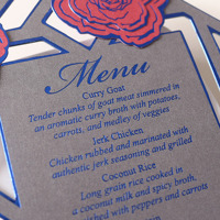 Tarjeta de menú de papel floral de nuevo diseño con patrón troquelado y texto de lámina azul para eventos de bodas y fiestas de cumpleaños