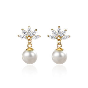 Pendientes de Perlas Artificiales Doradas Regalnn, Diseño de Flor Redonda AAA, Estilo Romántico para Mujer, Chapados en Oro - Product Image 5