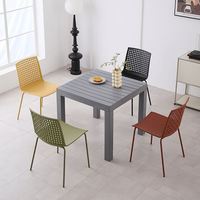 Chaise ergonomique durable en polypropylène noir et blanc, dossier respirant, chaises de salle à manger empilables en plastique colorées avec pieds en métal