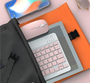 ชุดคีย์บอร์ดและเมาส์<span class=keywords><strong>ไร้</strong></span><span class=keywords><strong>สาย</strong></span> 2.4G สำหรับแท็บเล็ตพีซี ใช้งานได้ทั่วไปในสำนักงาน <span class=keywords><strong>คีย์บอร์ด</strong></span>พกพาสำหรับการประชุมแบบมีไฟส่องสว่าง ใช้ได้ทั้งในและนอกอาคาร - Product Image 2