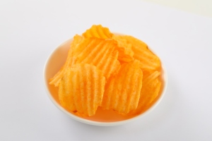 Croustilles <span class=keywords><strong>de</strong></span> pommes <span class=keywords><strong>de</strong></span> <span class=keywords><strong>terre</strong></span> coupées fraîches collations en forme <span class=keywords><strong>de</strong></span> grande vague croustilles <span class=keywords><strong>de</strong></span> pommes <span class=keywords><strong>de</strong></span> <span class=keywords><strong>terre</strong></span> aromatisées à la tomate collations frites prix d'usine pour les enfants - Product Image 3