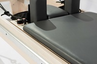 Massives Eichenholz Pilates Reformer Gerät mit Gleitwagen, Federwiderstand und gepolstertem Kissen für Studio und Heimtraining