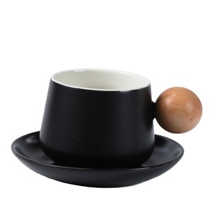 Tasses à café en céramique avec poignée en bois de luxe, personnalisables OEM/ODM, style nordique, en porcelaine, pour lait et thé, avec soucoupes - Product Image 5