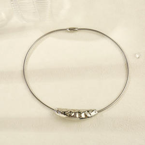 قلادة خانقة أنيقة من الفولاذ المقاوم للصدأ المطلي بالذهب عيار 18 قيراط بنمط المطرقة المنحنية المبتسمة للحفلات - Product Image 3